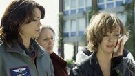 Die Rettungsflieger – Sonntagmorgen in einem Vorort: Bei einer Messerstecherei in einer Spielhalle wird Yvonne (Pamela Knaak) im Gesicht verletzt.