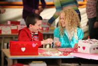 The Middle – Sprühen da die Funken? Brick (Atticus Shaffer, l.) ist total in seine hübsche Banknachbarin Autumn (Isabella Acres, r.) verknallt ...