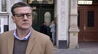 Wenn Papa auf der Matte steht – Karrierejurist Markus (Marcus Mittermeier, vorne li.) möchte mit seinen Freunden Danyal (Tim Seyfi, Mitte) und Tobi (Dirk Borchardt, re.) nach dem Rechten schauen.