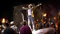 Doctor Who – Der Doktor (Matt Smith) mit ausgestreckten Armen.