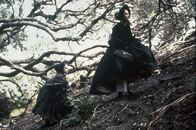 Das Piano – Ada (Holly Hunter, r.) und ihre Tochter (Anna Paquin, l.) auf dem Weg zur Klavierstunde bei Nachbar Baines.
