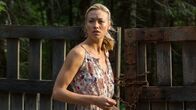 He's Out There – Idyllische Tage verspricht das beschauliche Haus am See. Laura (Yvonne Strahovski) und ihre Töchtern Kayla und Maddie sind in den Urlaub vorausgefahren. Papa Shawn will nachkommen. Doch schon am ersten Abend findet Laura Todesdrohungen