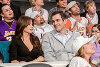 Modern Family – Als Gloria (Sofia Vergara) und Phil (Ty Burrell) in der Halbzeitpause des Basketballspiels in den Fokus der 'Kiss-Cam' geraten, wird nicht lange gefackelt...