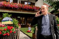 Frühling – Pfarrer Sonnleitner (Johannes Herrschmann) kümmert sich um den kleinen Maxi (Eliah oder Ari Weinkauf), der ausgebüxt ist.
