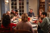 Last Man Standing – Familienessen oder Familienrat? Mike (Tim Allen, M.) liebt es, wenn alle seine Familienmitglieder um ihn versammelt sind ...