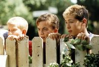 Malcolm mittendrin – Als sie sehen, wo ihr Ball gelandet ist, würden sie den Schlag am liebsten wieder rückgängig machen: Reese (Justin Berfield, r.), Malcolm (Frankie Muniz, M.) und Dewey (Erik Per Sullivan, l.) ...