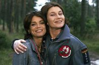 Die Rettungsflieger – Ilona Müller (Julia Heinemann, r.) löst Maren Maibach (Gerit Kling, l.) ab.