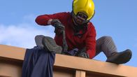 Alaskas Wildtier-Retter – Sitka fire department team member helps remove an entrapped raven from a gutter. (National Geographic)