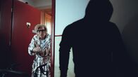 Die Chefin – Auf seiner Flucht stürzt der Eindringling Ingeborg Schusters (Christiane Blumhoff) Rollator über den Haufen. Wird er entkommen?