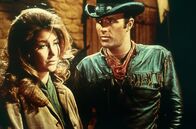 El Dorado – Joey MacDonald (Michele Carey, li.) und Alan Burdillion "Mississippi" Traherne (James Caan, re.).