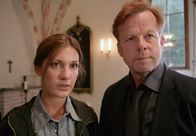 Mankells Wallander – Kommissar Wallander (Krister Henriksson) und seine Kollegin Isabell (Nina Zanjani) ermitteln in einem Mädchenpensionat.