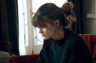 In Therapie – Weinend sitzt Camille (Céleste Brunnquell) auf der Couch.