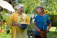 Löwenzahn – David (Daniel Zillmann, l.) will unbedingt den Rezeptwettbewerb am Foodtrailer gewinnen. Er ist sich sicher: Dafür muss ein Gericht mit Sonnenblumen her. Kann Fritz (Guido Hammesfahr, r.) Mehris einzigartige Sonnenblume "Golsan" vor ihm in Sicherheit bringen?