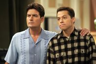Two and a Half Men – Da Alan (Jon Cryer, r.) nicht möchte, dass Evelyn die gleichen Fehler bei ihrem Enkel macht, unter denen er und Charlie (Charlie Sheen l.) schon als Kinder leiden mussten, verbietet er ihr den Umgang mit Jake ...