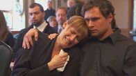 Ein perfekter Mord – L-R: Doretta Scheffield (Laura Frenzer) and David 'Tig' Rowles (Alex De Rita)