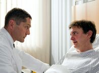 In aller Freundschaft – Elena Eichhorn hat Dr. Kaminski (Udo Schenk, links) in das Zimmer seines Sohnes Fabian Althaus (Daniel Krauss) gerufen. Die beiden sollen sich aussprechen. Doch alles, was die beiden zu bereden haben, endet in Vorwürfen. Fabian meint, dass sein Vater ihn aufgegeben hat.