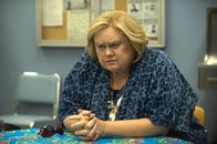 Baskets – Christines (Louie Anderson) Wasseraerobicpläne werden durcheinandergebracht, als einer ihrer Söhne verhaftet wird ...