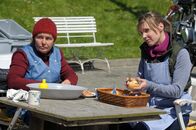 Fischer fischt Frau – Antje (Nele Mueller-Stöfen, r.) mit Gesine (Petra Kelling, l.).