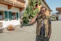 Der Bergdoktor – Gregor Schachner (Gabriel Merz) steht Anne gern mit Rat und Tat zur Seite - dass er nebenbei auch noch ein Auge auf sie geworfen hat, ist nicht zu übersehen.