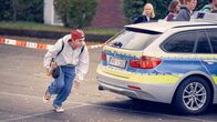 Der Lehrer – Influencer Felix (Mike Singer) versucht unbemerkt die Polizeiabsperrung zu umgehen, um endlich mit einer krassen Aktion die Followermillion zu knacken. Mitschülerin Larissa (Leonie Wesselow) beobachtet ihn dabei. +++ Die Verwendung des sendungsbezogenen Materials ist nur mit dem Hinweis und Verlinkung auf TVNOW gestattet. +++