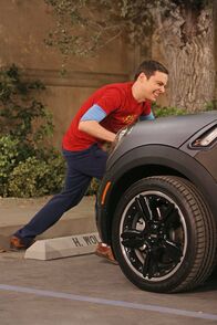 The Big Bang Theory – Als die Universität Sheldons (Jim Parsons) Parkplatz an Howard vergibt, beginnt ein Streit, der sich auf die ganze Clique auswirkt ...