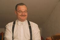 Kulturplatz – Clown Roli Noirjean schneidet hinter den Kulissen eine Grimasse.