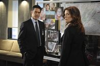 Criminal Minds – Als bei einem Mann, der einen tödlichen Verkehrsunfall hatte, die Leichen einer jungen Frau und eines jungen Mannes gefunden werden, die vor ihrem Tod schwer misshandelt wurden, wird Hotch (Thomas Gibson, l.) mit dem Fall beauftragt. Als nach und die Leichen identifiziert sind, meldet sich Andi Swan (Amy Price-Francis, r.) beim Team ...
