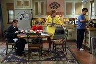 Two and a Half Men – Ärger steht ins Haus: Charlie (Charlie Sheen, r.), Alan (Jon Cryer, l.), Jake (August T. Jones, 2.v.l.) und Evelyn (Holland Taylor, 2.v.r.) ...
