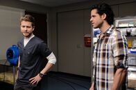 Atlanta Medical – Dr. Conrad Hawkins (Matt Czuchry, l.); Dr. Alec Shaw (Miles Gaston Villanueva, r.)
