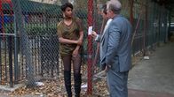 Ein perfekter Mord – Detectives Interview potential witnesses.