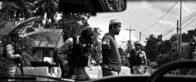 Good News – Ein lokaler Fixer wird von dem thailändischen Militär am Checkpoint kontrolliert.