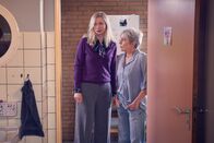 Die Läusemutter – Antje Widdra (Anke Knapp), April Hailer (Inge Bach).