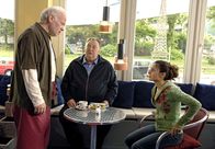 Der Dicke – MDR Fernsehen DER DICKE II. STAFFEL FOLGE 14, "Zug um Zug" Uhr. Yasmin (Burcu Dal, r.) hat Ärger mit Norbert (Peter Franke, l.) dem Besitzer des "Croque". Gregor Ehrenberg (Dieter Pfaff, M.) möchte nicht, dass das gute Verhältnis zum neuen Nachbarn Schaden nimmt.