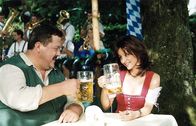 Die Rosenheim-Cops – Kommissar Hofer ahnt nicht, dass die charmante Wally eine gewiefte Betrügerin ist (Joseph Hannesschläger, Sharon Brauner).