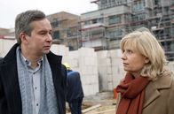 Der Dicke – Isa von Brede (Sabine Postel, r.) knöpft sich Walter Langer (Thomas Dannemann, l.) vor. Der Architekt will, dass sein neuer Nachbar Matuschek aus der vornehmen Wohngegend verschwindet.