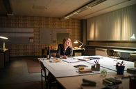 Alice – Alice (Nina Gummich) im Büro der EMMA.