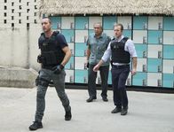 Hawaii Five-0 – Steve McGarrett (Alex O'Loughlin , l.) und Danny Williams (Scott Caan, r.) sollen Sgt. Duke Lukela (Dennis Chun, M:) eigentlich festnehmen. Doch plötzlich arbeiten sie gemeinsam ...