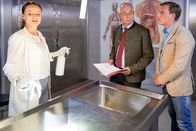 Die Rosenheim-Cops – Pathologin Mai (Sina Wilke, l.) erläutert Polizeidirektor Achtziger (Alexander Duda, m.) und Kommissar Bach (Patrick Kalupa, r.) die Ergebnisse der Obduktion.
