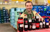 Ausgerechnet – Ob Coca-Cola, Pepsi oder Sinalco: Kaum ein anderes Getränk hat einen derartigen Kultstatus wie die Cola. Daniel Aßmann entschlüsselt den Erfolg hinter dieser Beliebtheit und nimmt die Preiszusammensetzung genau unter die Lupe. Außerdem erfährt er, was wirklich in der süßen Brause steckt.