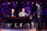 Wer weiß denn sowas? – Moderator Kai Pflaume (r.) mit Rateteam-Kapitän Bernhard Hoëcker (l.) und dem Schauspieler Heiner Lauterbach (M.).