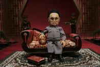 Team America – Der einsame, singende nordkoreanische Diktator Kim Il Sung hat sich mit einen Haufen Hollywoodgrößen verbündet, um die Vernichtung Amerikas in die Wege zu leiten ...