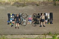 Einstein – Bikepacking ist Trend: Veloabenteuer mit leichtem Gepäck. Auch Tobias Müller (r.) geht auf grosse Tour.