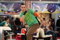 The Big Bang Theory – Gibt alles, da er das Match gegen Wil Wheaton gewinnen möchte: Sheldon (Jim Parsons) ...