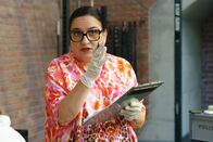 SOKO Wien – Gerichtsmedizinerin Dr. Franziska Beck (Maria Happel) notiert am Tatort im Fitnesscenter alle wichtigen Beweismittel.