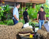 Hawaii Five-0 – Als ein Ehepaar in seinem Haus erschossen aufgefunden wird, beginnen Steve (Alex O'Loughlin, l.) und Chin (Daniel Dae Kim, r.) sofort mit den Ermittlungen ...