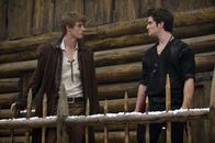 Red Riding Hood - Unter dem Wolfsmond – Henry (Max Irons, l.); Peter (Shiloh Fernandez, r.)