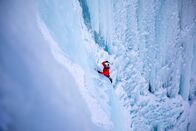 Bergwelten – Peter Janschek klettert im Eisfall.
