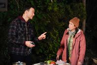 Call Me Kat – Max (Cheyenne Jackson, l.); Kat (Mayim Bialik, r.)