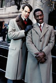 Die Glücksritter – Gauner Billy Ray Valentine (Eddie Murphy, r.) und der erfolgsverwöhnte Jungmanager Louis Winthorpe III (Dan Aykroyd, l.) werden von den beiden alten Spekulanten Randolph und Mortimer Duke als soziales Versuchskaninchen mißbraucht.