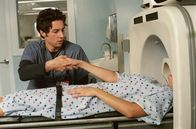 Scrubs - Die Anfänger – Obwohl J.D. (Zach Braff, l.) die Frau im Kernspin-Tomographie-Gerät nicht kennt, hat er sich in sie verliebt ...